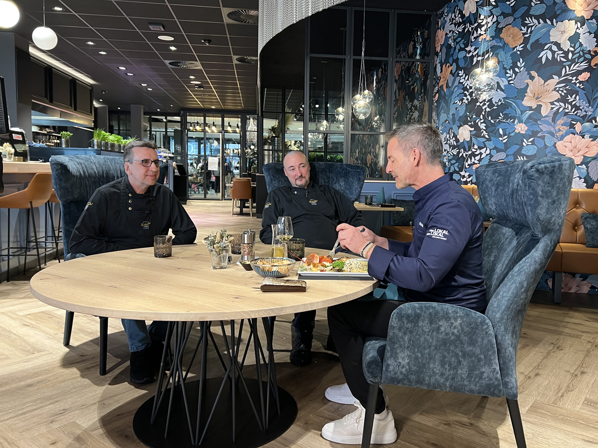 Gourmet-Restaurant Bottrop by Zurheide Feine Kost: Restaurantleiter Bastian Bacevicius und Detlef Tietz gemeinsam mit TV- und ehemaligen Sternekoch Christian Henze. Copyright: Just Friends Productions GmbH