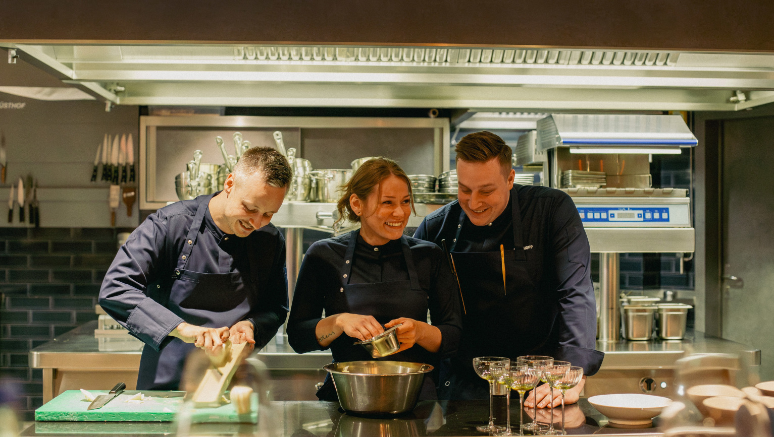 Setzkasten_Souschef_ight_Heiwa_Wong Ein Stern. Ein Team. Eine gemeinsame Vision: Das zeichnet das unter Gästen beliebte Sterne-Restaurant Setzkasten im Zurheide Feine Kost Düssldorf aus. Copyright: Heiwa Wong.
